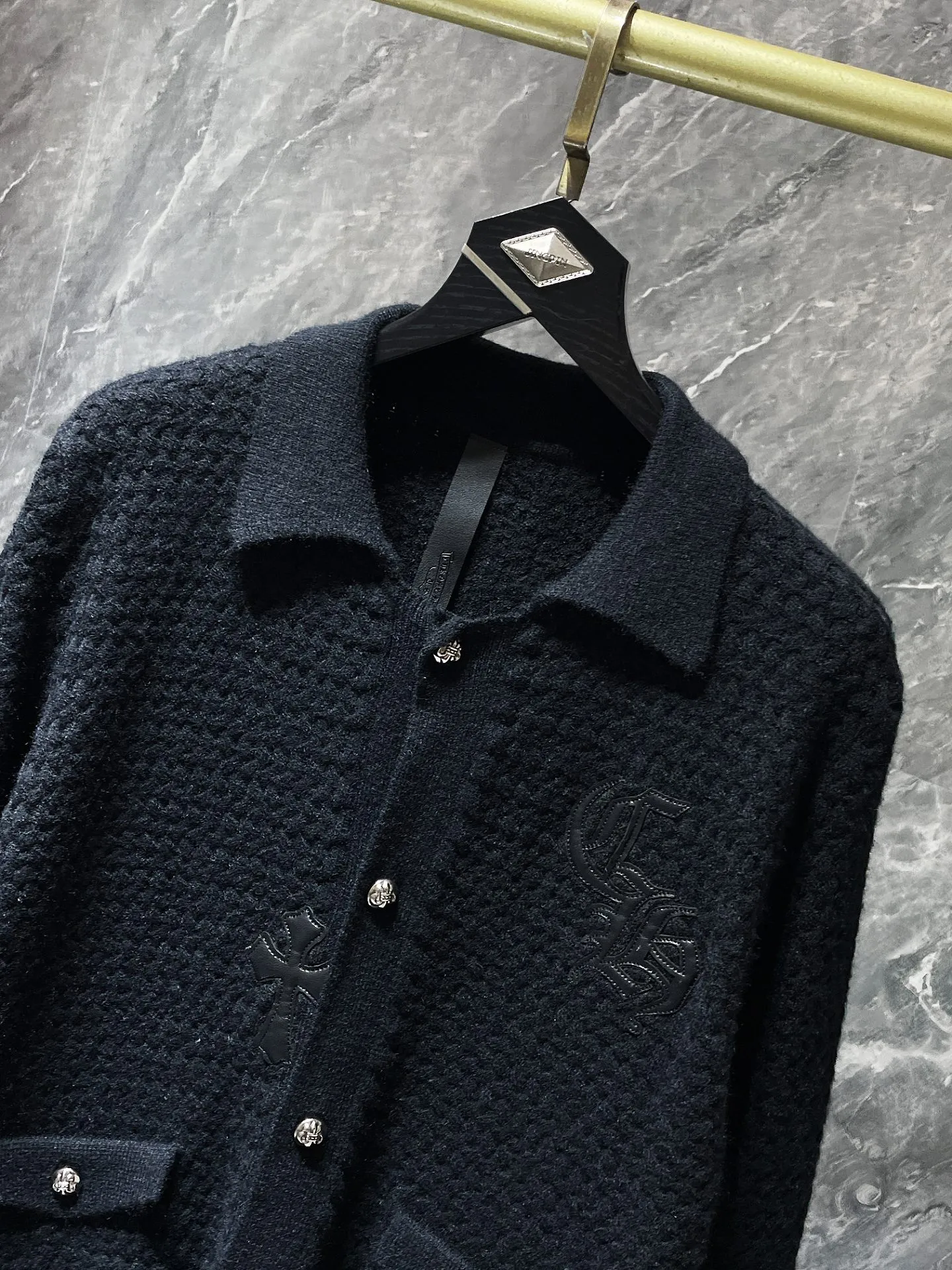 P296 Chrome Hearts sweater series Chrome waffle plaid leather cardigan sweater. Selected high-quality lamb wool high-weight fabric. Customized Chrome Hearts hardware buttons ➕ Leather label embroidery. Not the ordinary version on the market! ! Fashionable high-street must-have for men and women Recommended color: black Gray Size: S, M, L, XL